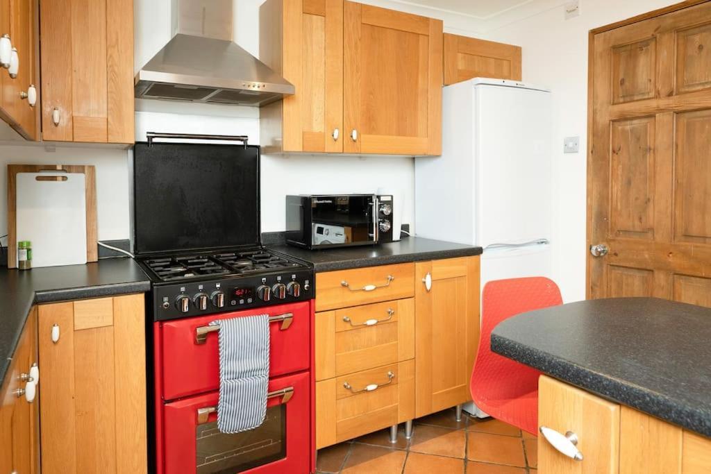 3 Bedroom Home Close To Town Centre With Wifi & Garden Роял-Танбридж-Веллс Екстер'єр фото