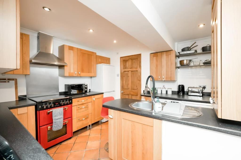 3 Bedroom Home Close To Town Centre With Wifi & Garden Роял-Танбридж-Веллс Екстер'єр фото