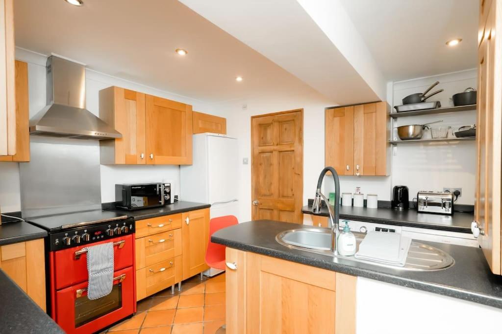 3 Bedroom Home Close To Town Centre With Wifi & Garden Роял-Танбридж-Веллс Екстер'єр фото
