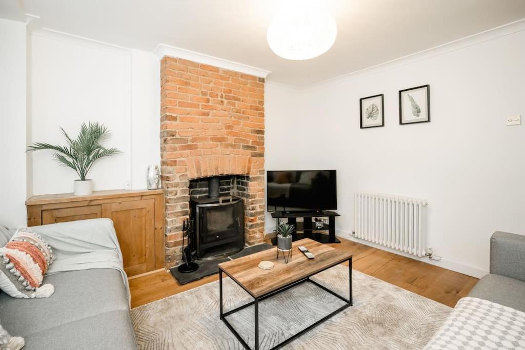 3 Bedroom Home Close To Town Centre With Wifi & Garden Роял-Танбридж-Веллс Екстер'єр фото